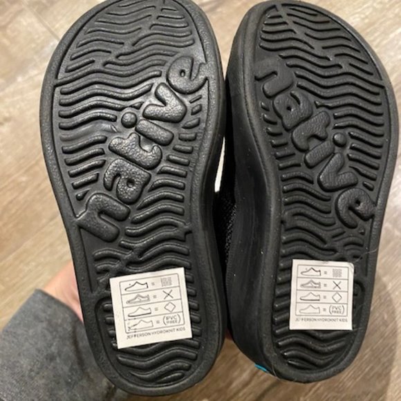 Native Boots size 6 childrens - Picture 2 of 3